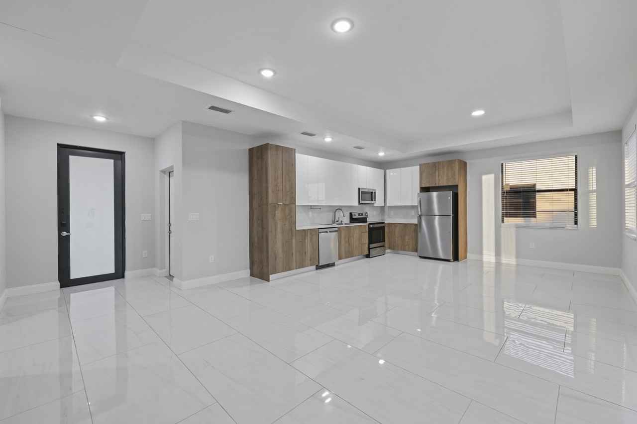 2919 65th St W #1 - Photo 3 of 30