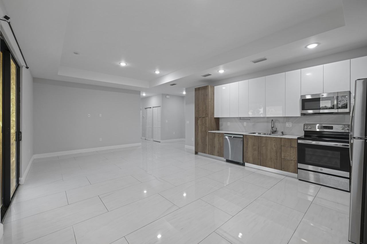 2919 65th St W #1 - Photo 5 of 30