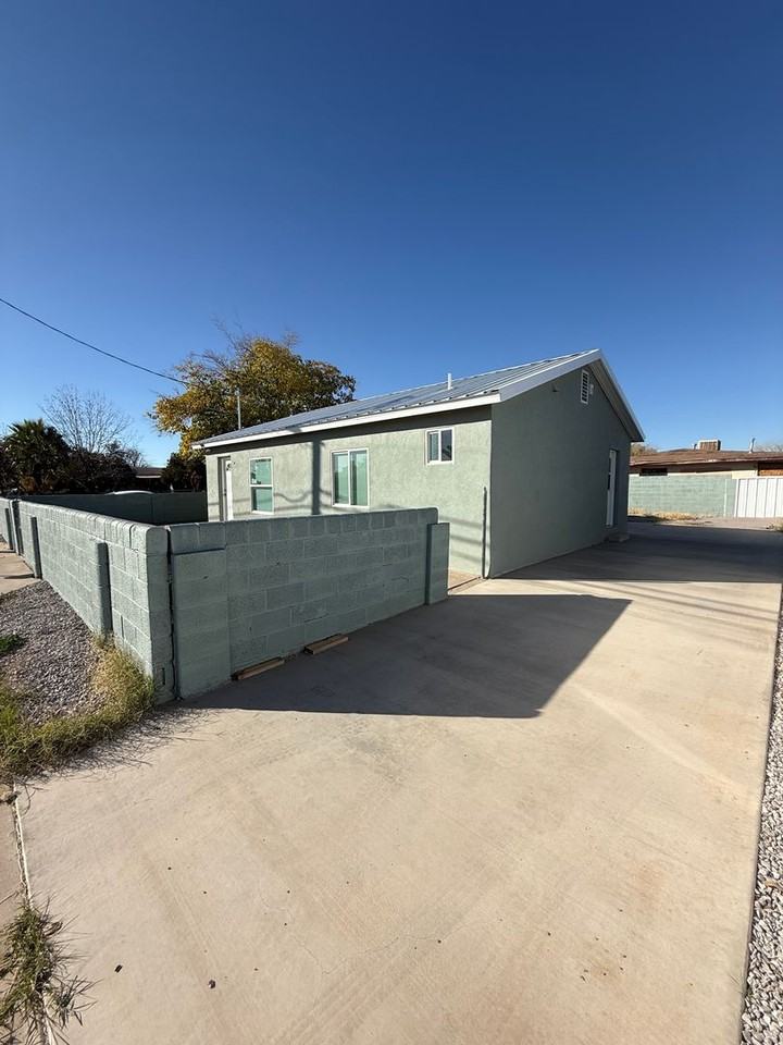 1080 Davis Ave - Photo 2 of 25