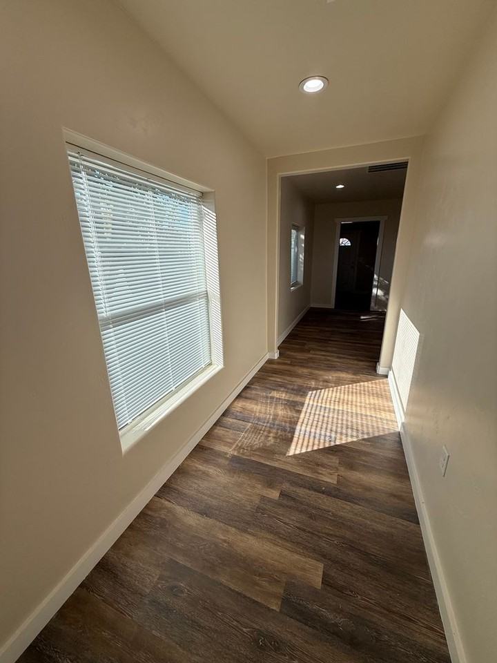 1080 Davis Ave - Photo 4 of 25