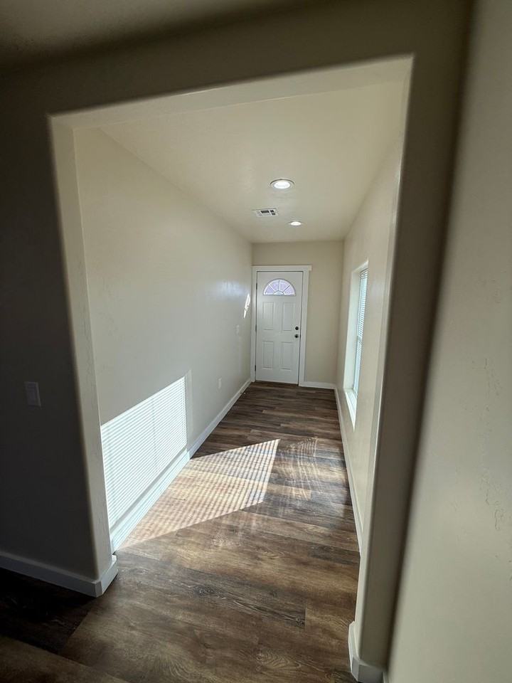 1080 Davis Ave - Photo 5 of 25