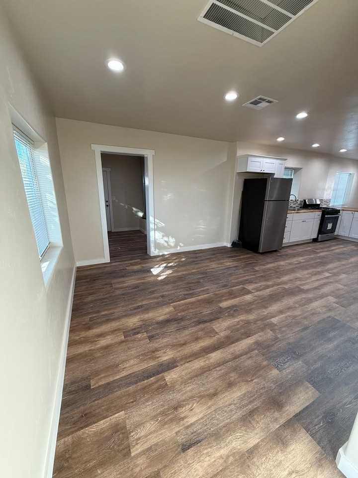 1080 Davis Ave - Photo 6 of 25