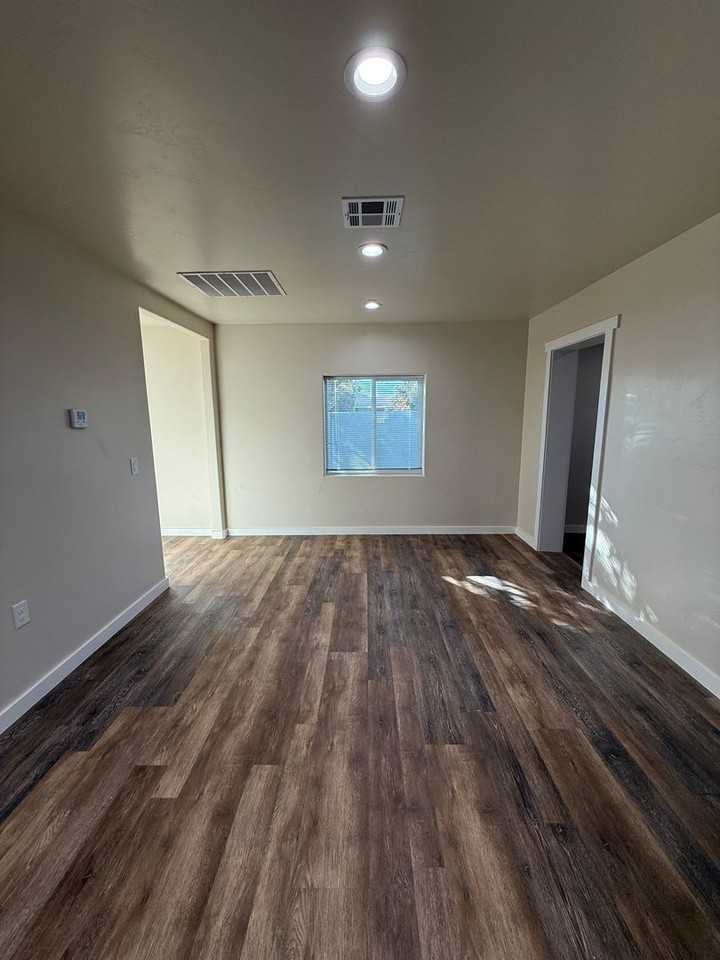 1080 Davis Ave - Photo 7 of 25