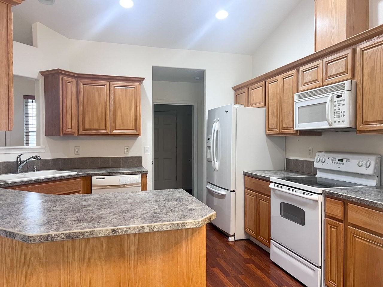 262 W Joy St - Photo 4 of 16