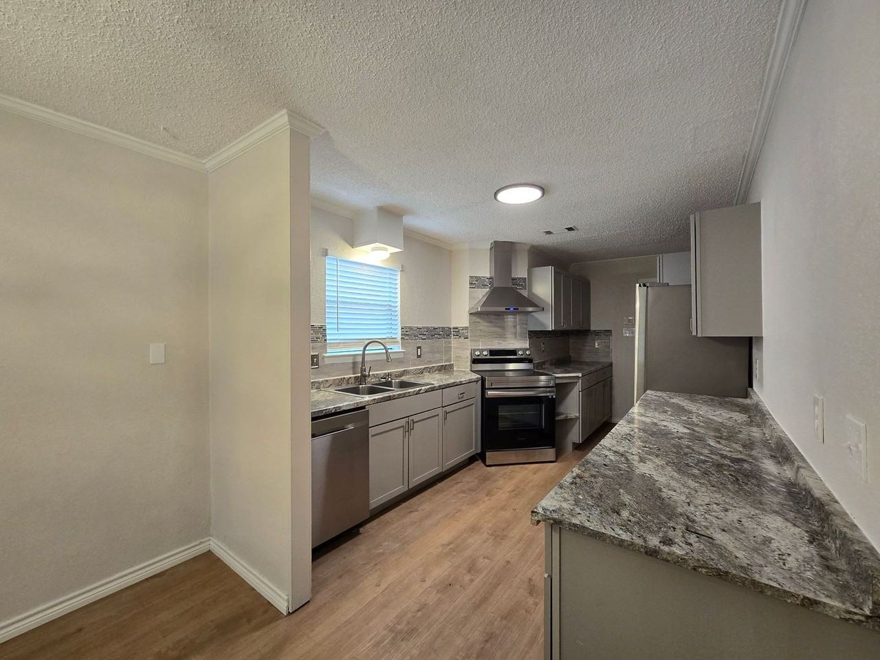 3005 Tallwood Dr - Photo 6 of 23