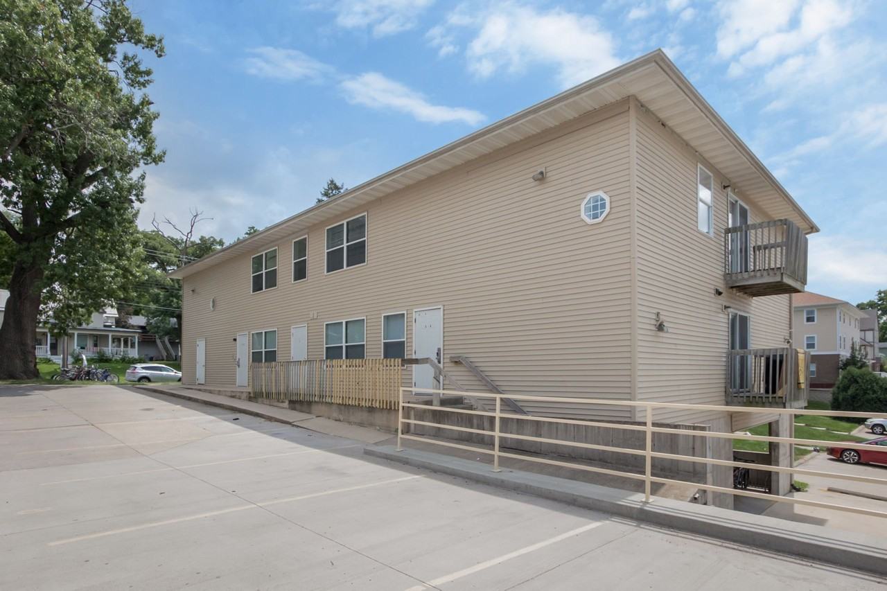 421 S Dodge St - Photo 2 of 46