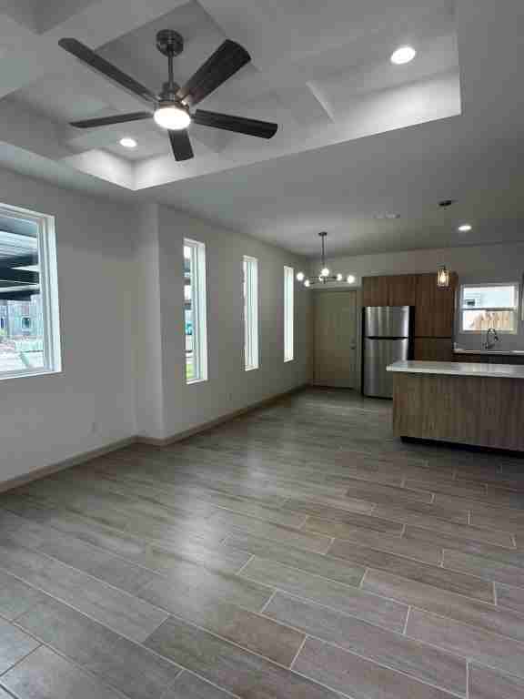 609 N Emerald Ave - Photo 2 of 9