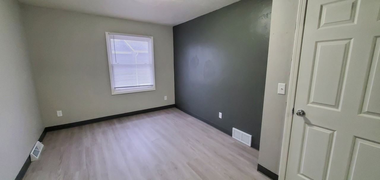 987 7th St #D - Photo 3 of 15