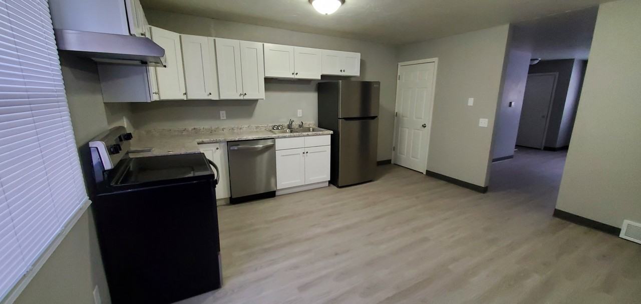 987 7th St #D - Photo 2 of 15