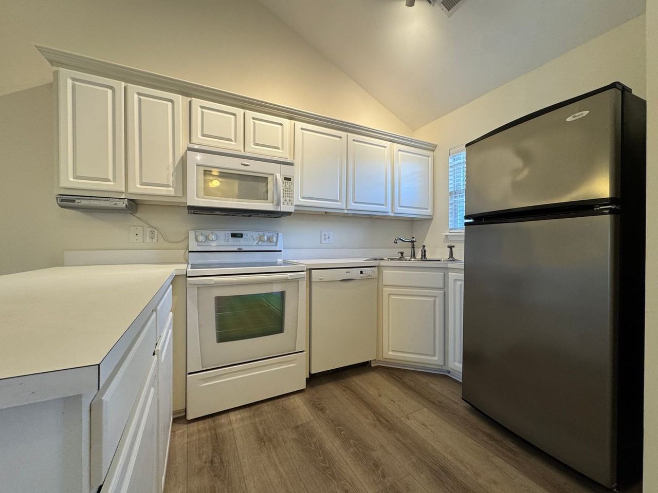 3909 Merestone Dr - Photo 3 of 26
