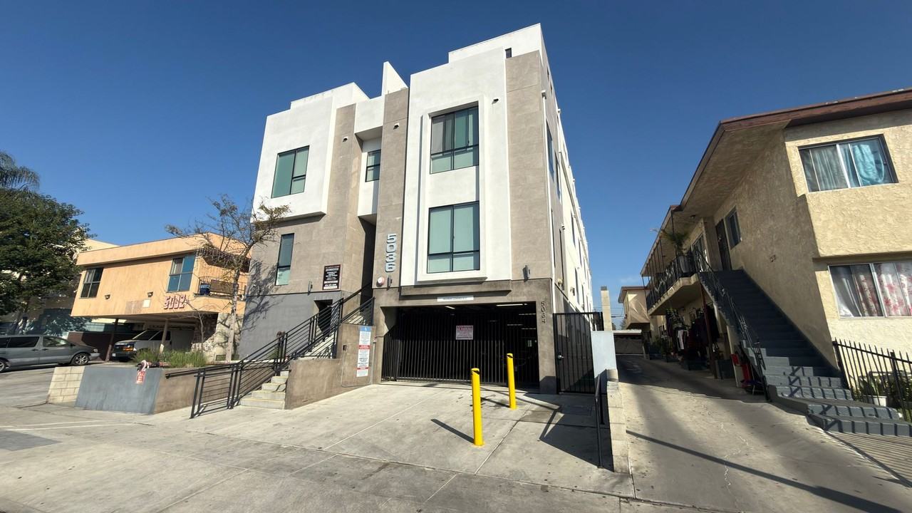 Come home to Modern Townhouse in Culver City! - Photo 2 of 11