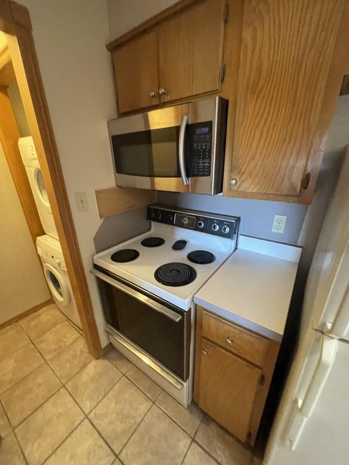 1000 Rambling Oaks Dr #8 - Photo 7 of 9