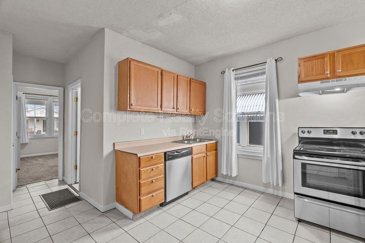 4152 Wilmington Ave - Photo 4 of 30