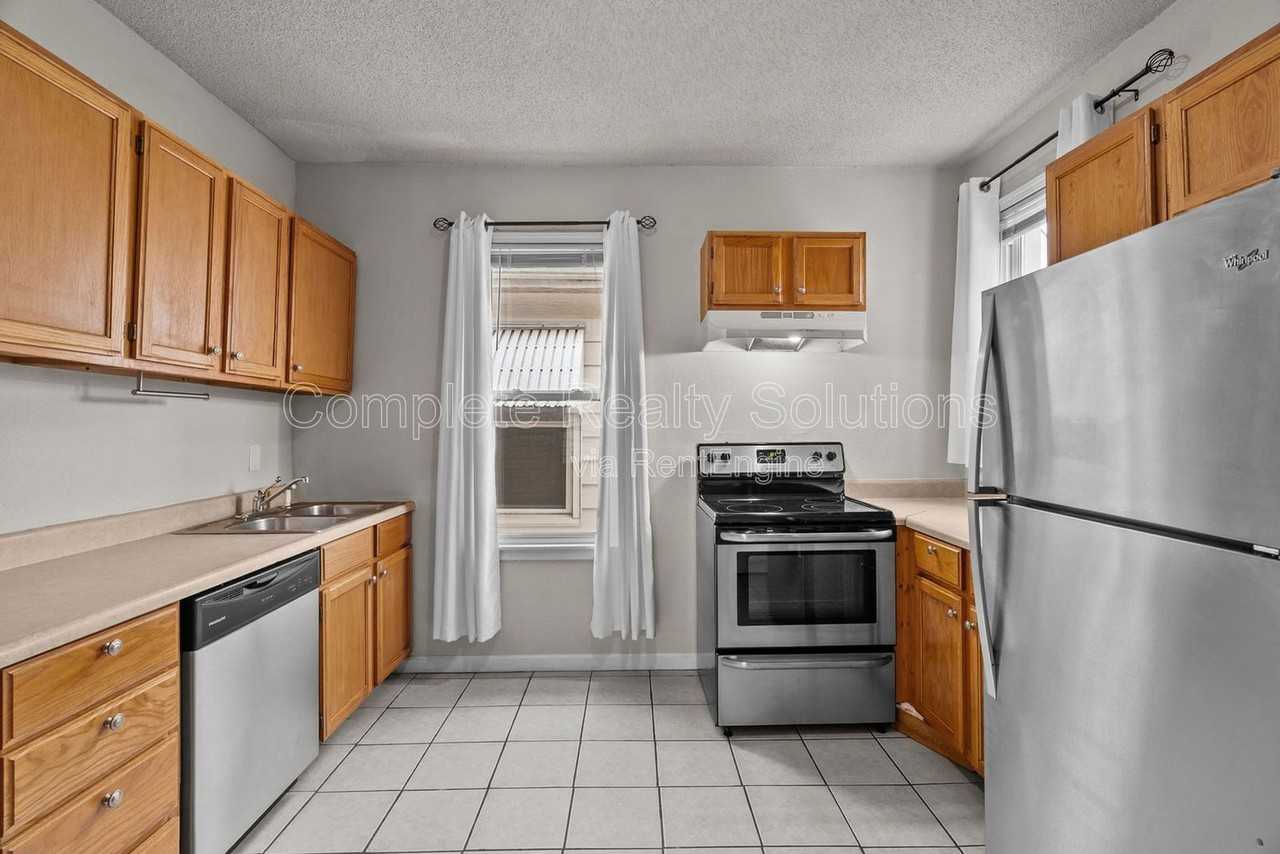 4152 Wilmington Ave - Photo 5 of 30