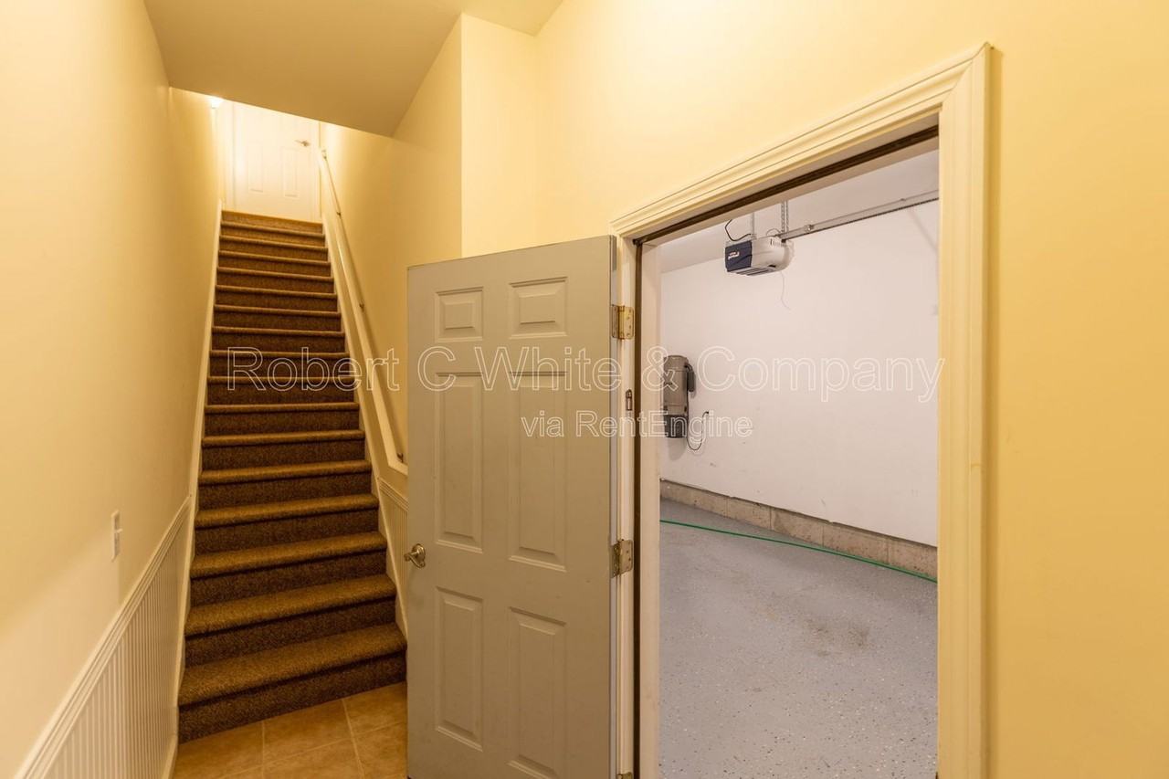 330 Crystal Ave #16 - Photo 4 of 18