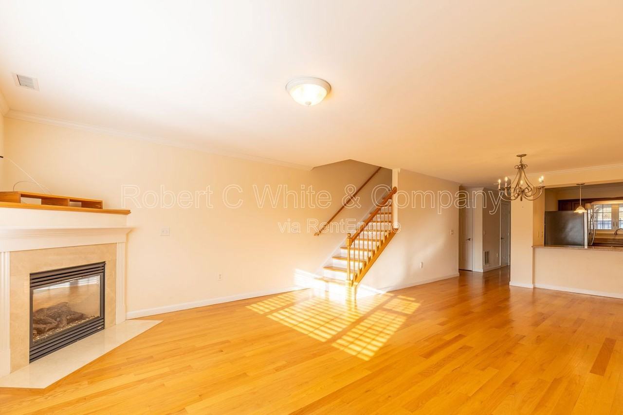 330 Crystal Ave #16 - Photo 6 of 18