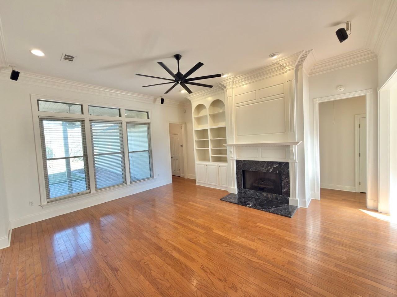 10721 Hillmont Ave - Photo 3 of 22