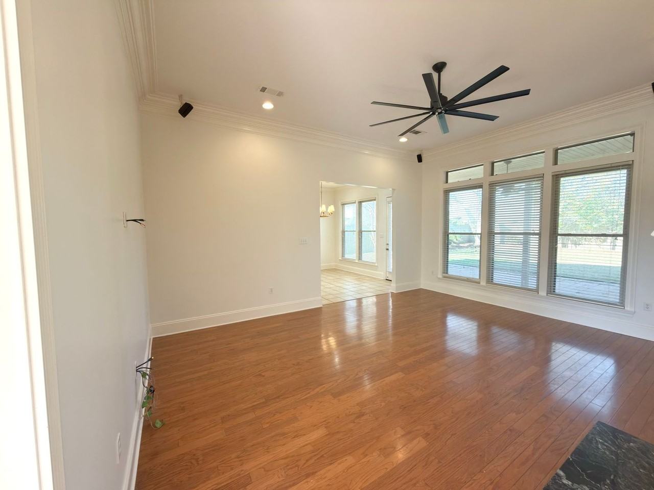 10721 Hillmont Ave - Photo 4 of 22