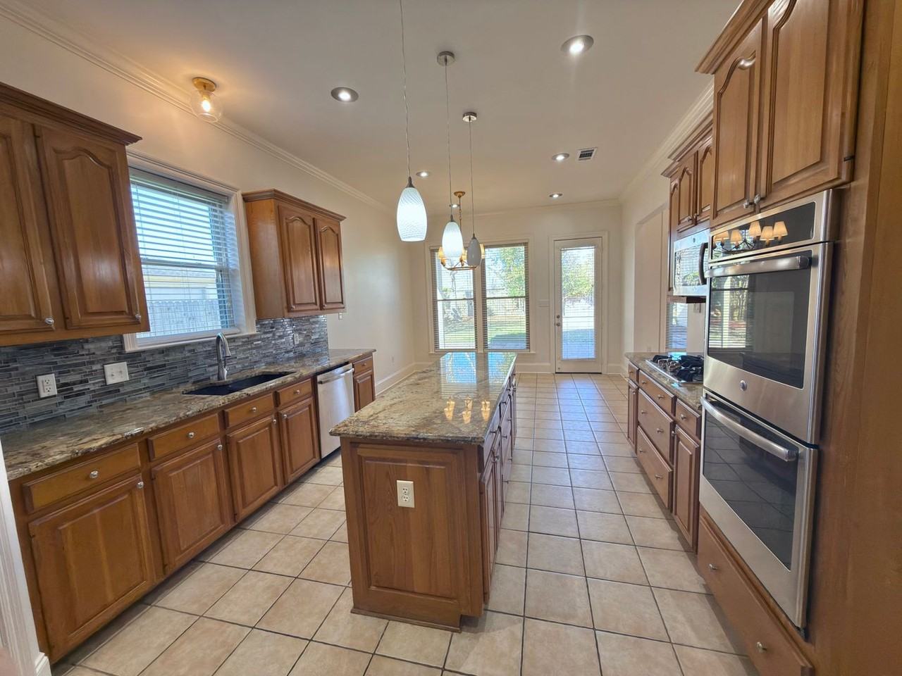 10721 Hillmont Ave - Photo 7 of 22