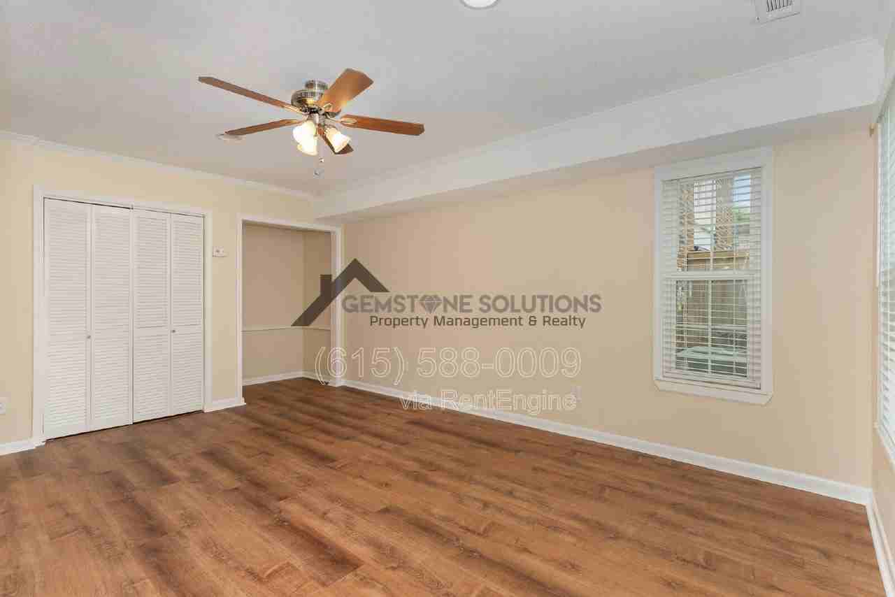 404 Granville Rd - Photo 7 of 27