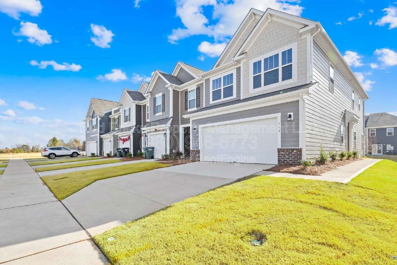 790 Earhart St - Photo 2 of 25