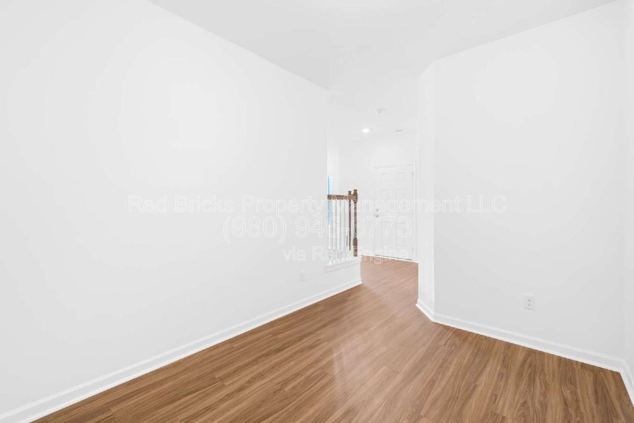 790 Earhart St - Photo 3 of 25