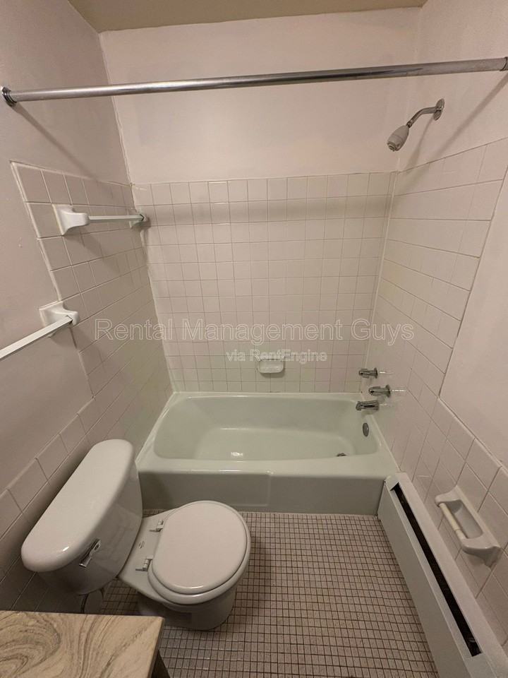 1286 Hazelwood St #305 - Photo 6 of 8