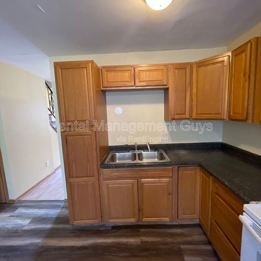 501 Morgan Ave N - Photo 4 of 33