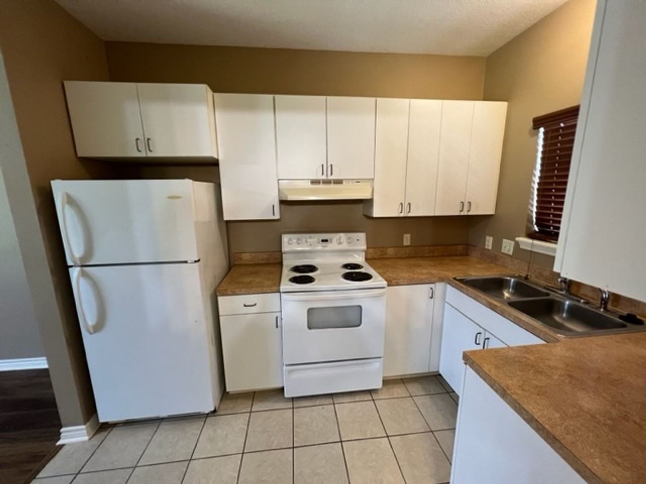 508 W Lagrange Street - Photo 4 of 13