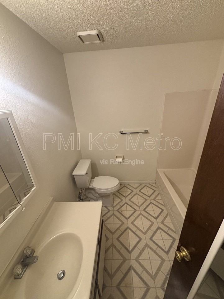 1008 Ne Lindsay Ave #D - Photo 2 of 6