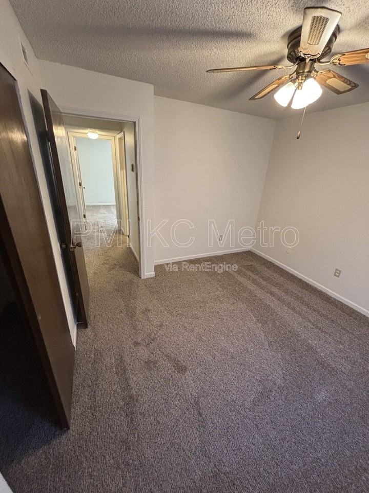 1008 Ne Lindsay Ave #D - Photo 3 of 6