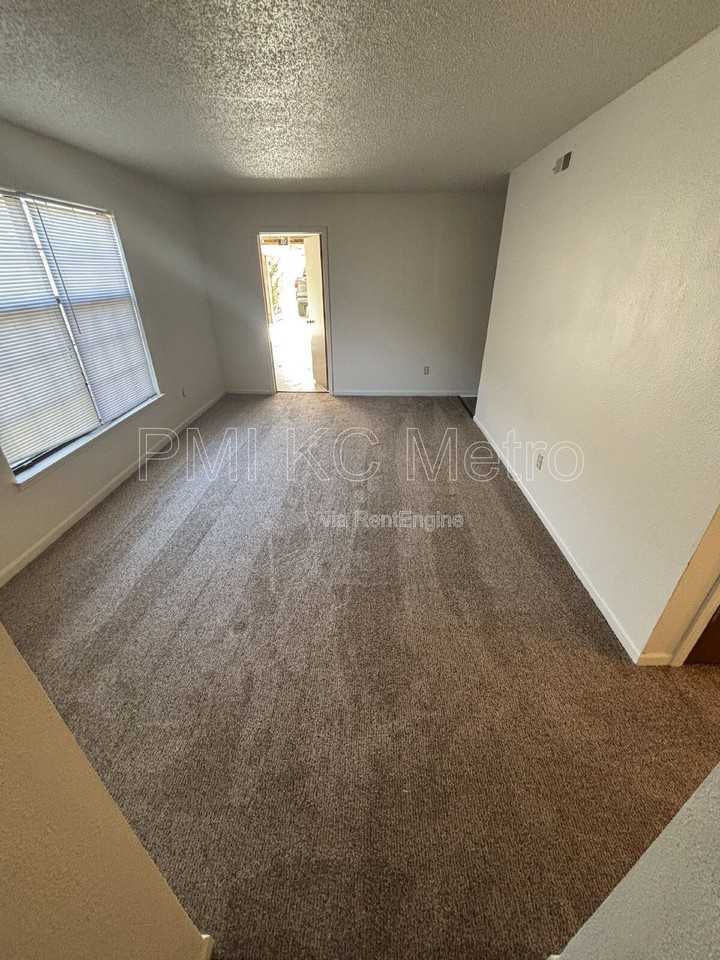 1008 Ne Lindsay Ave #D - Photo 4 of 6