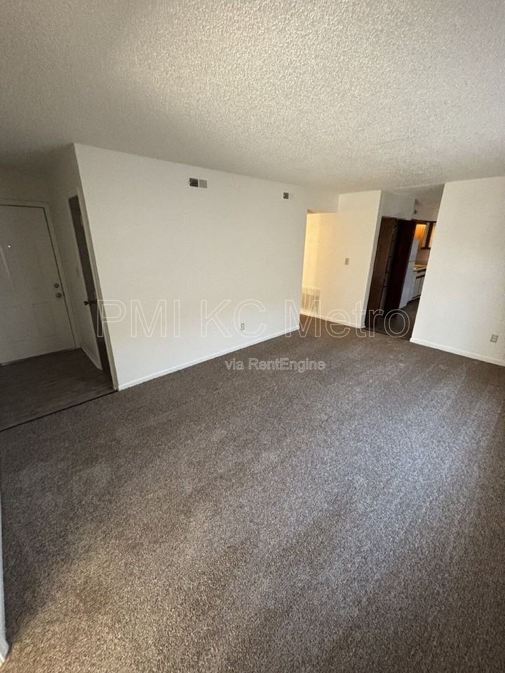 1008 Ne Lindsay Ave #D - Photo 5 of 6