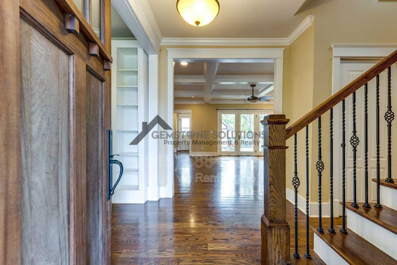 210 38th Ave N - Photo 4 of 50