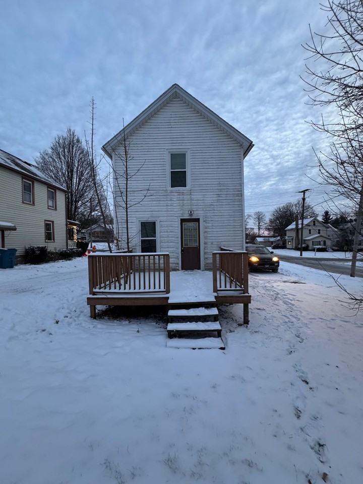 100 Smithsonian St - Photo 2 of 13