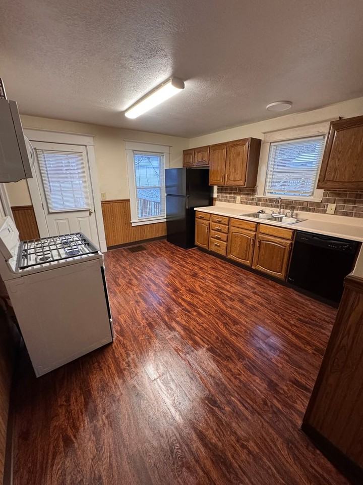 100 Smithsonian St - Photo 3 of 13