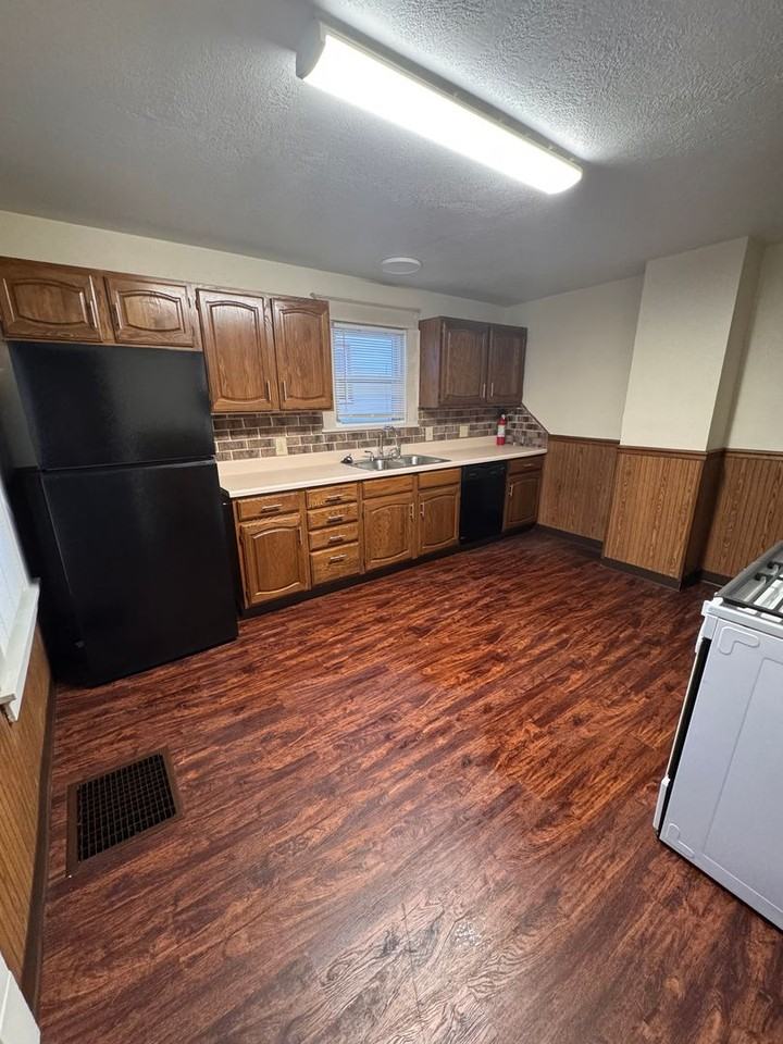 100 Smithsonian St - Photo 4 of 13