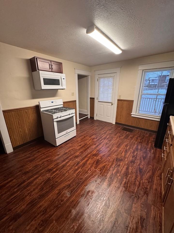 100 Smithsonian St - Photo 5 of 13