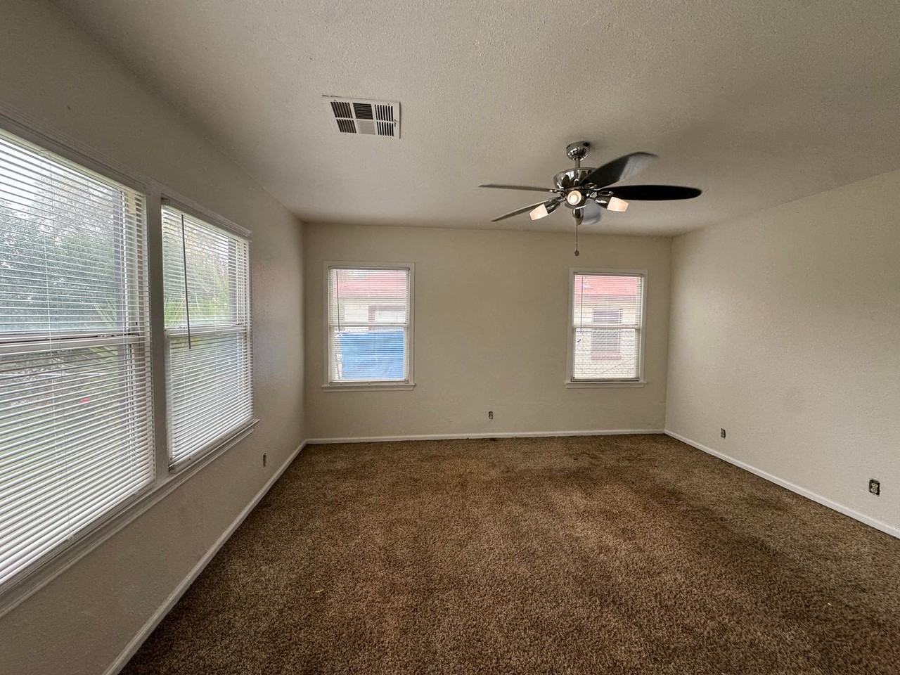 1106 El Tejon Ave - Photo 2 of 10