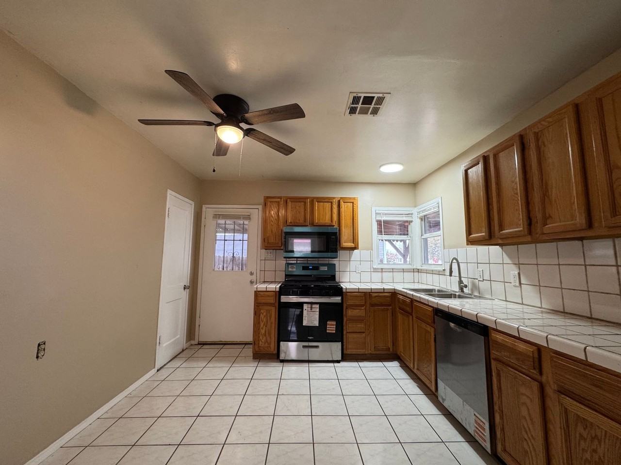 1106 El Tejon Ave - Photo 4 of 10