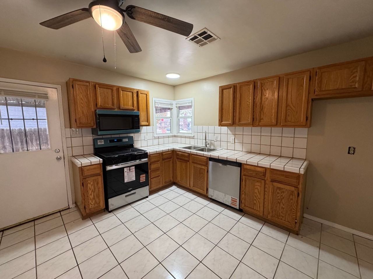 1106 El Tejon Ave - Photo 5 of 10