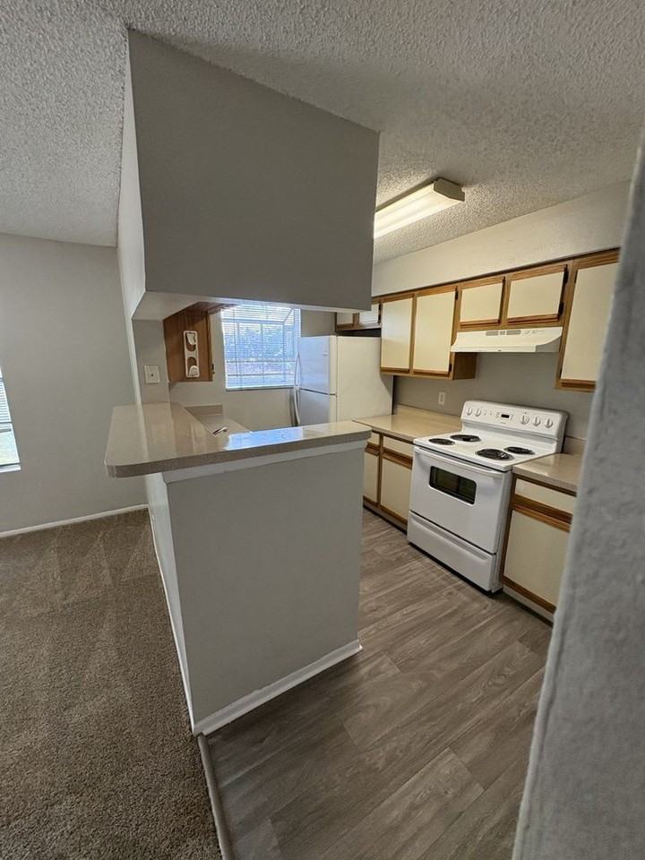 246 Afton Sq - Photo 5 of 13