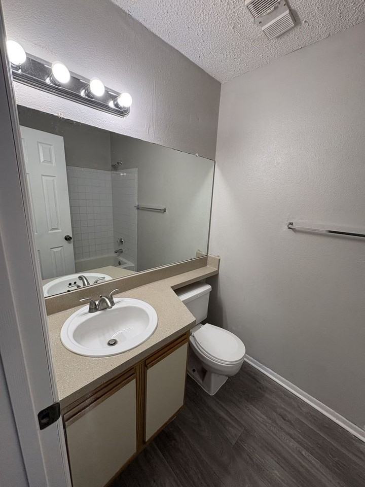 246 Afton Sq - Photo 7 of 13