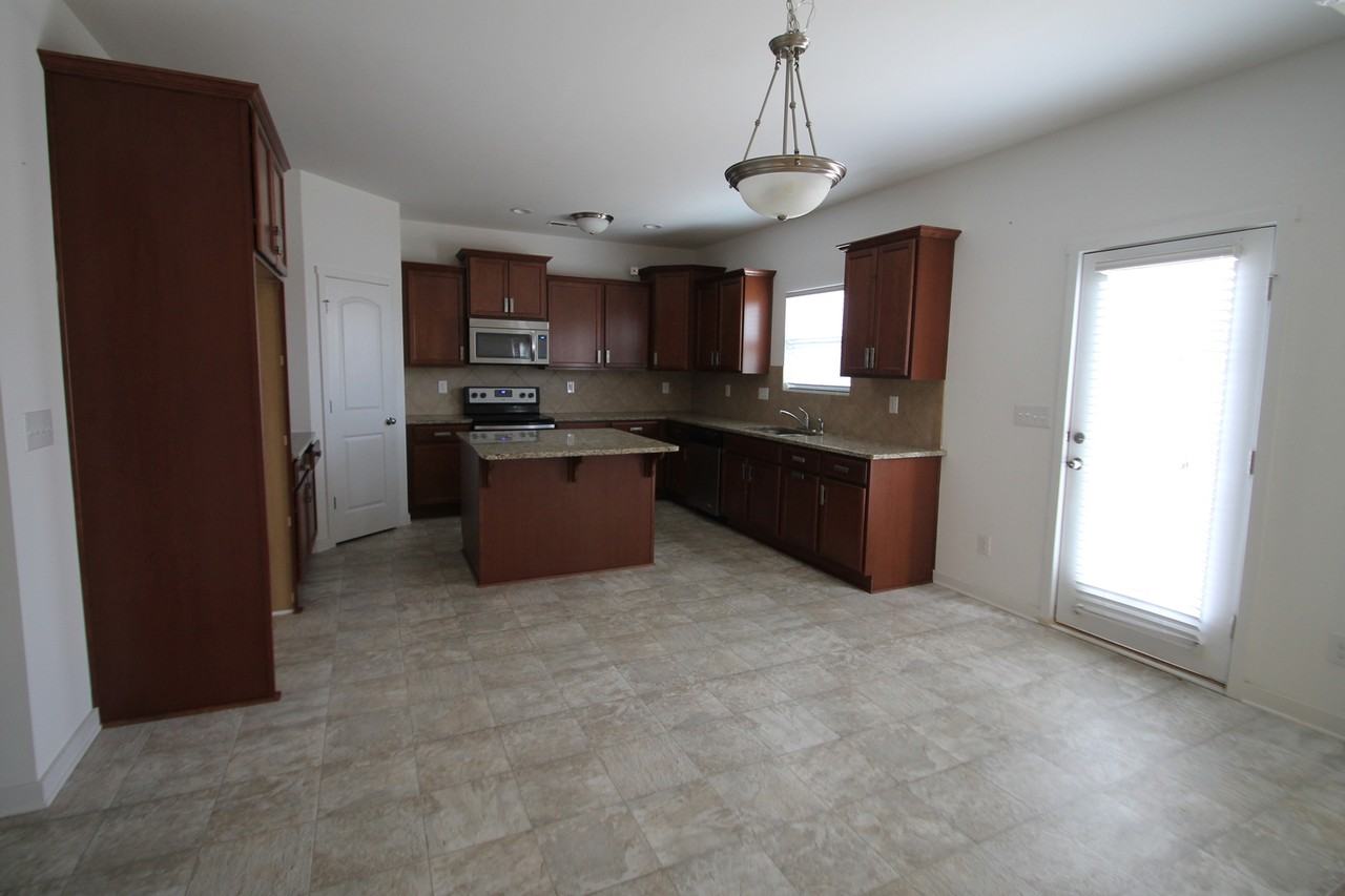 1328 Shaw Ave - Photo 3 of 7