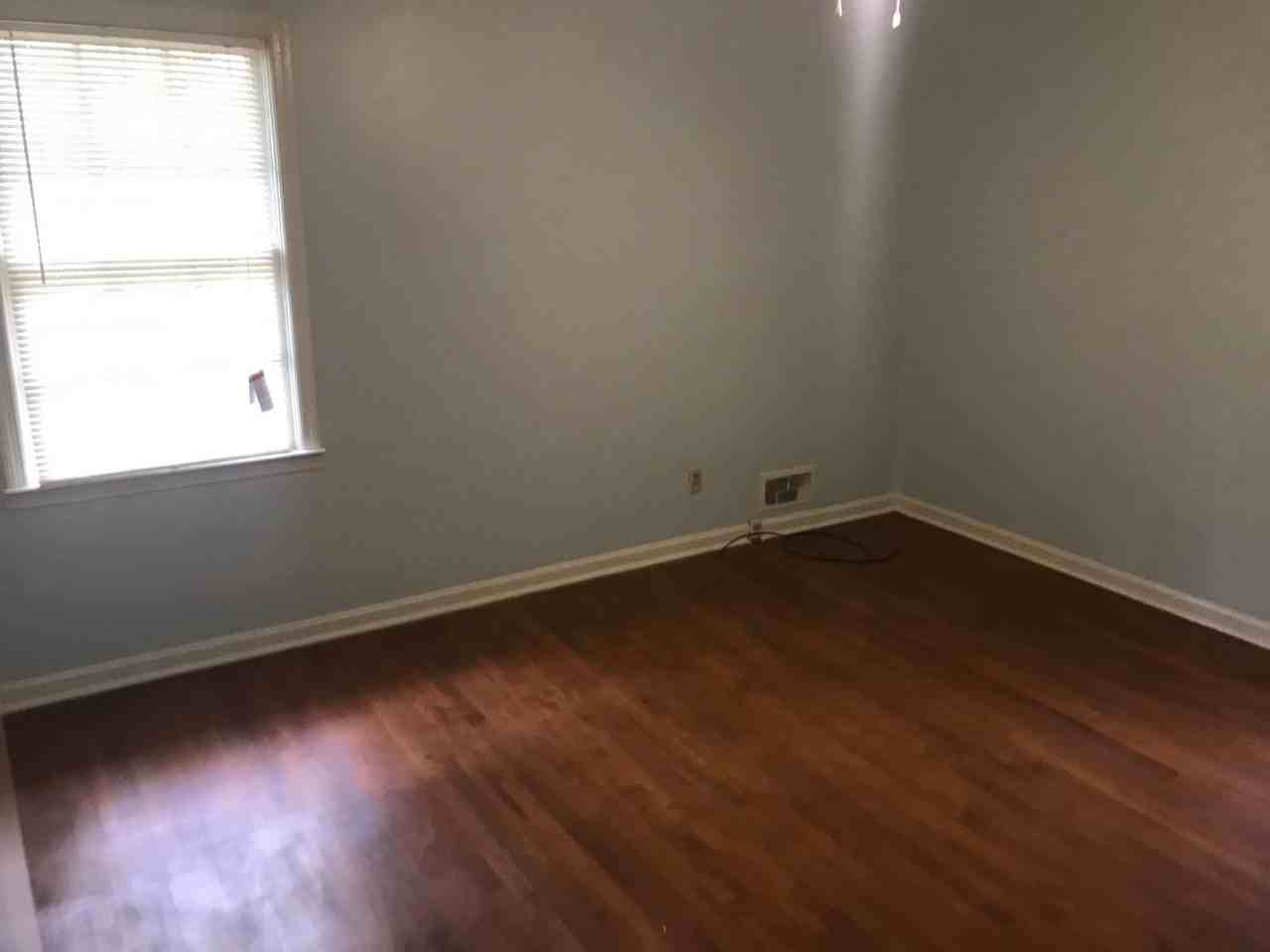 180 Riverdale Dr - Photo 4 of 7