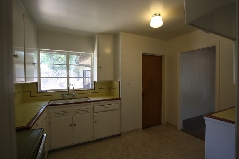 1025 E Saginaw Way - Photo 5 of 7