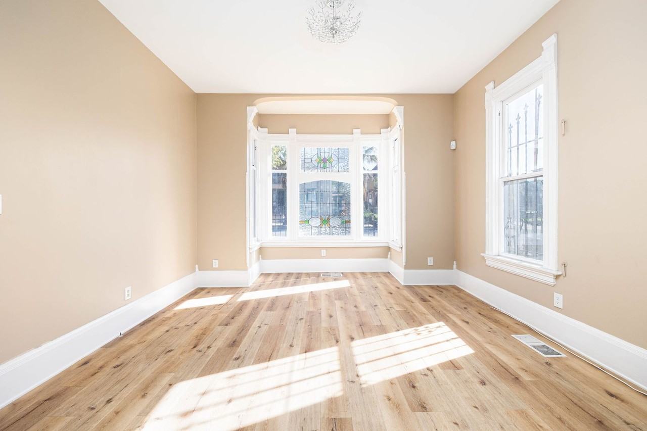 670 20th St - Photo 4 of 20