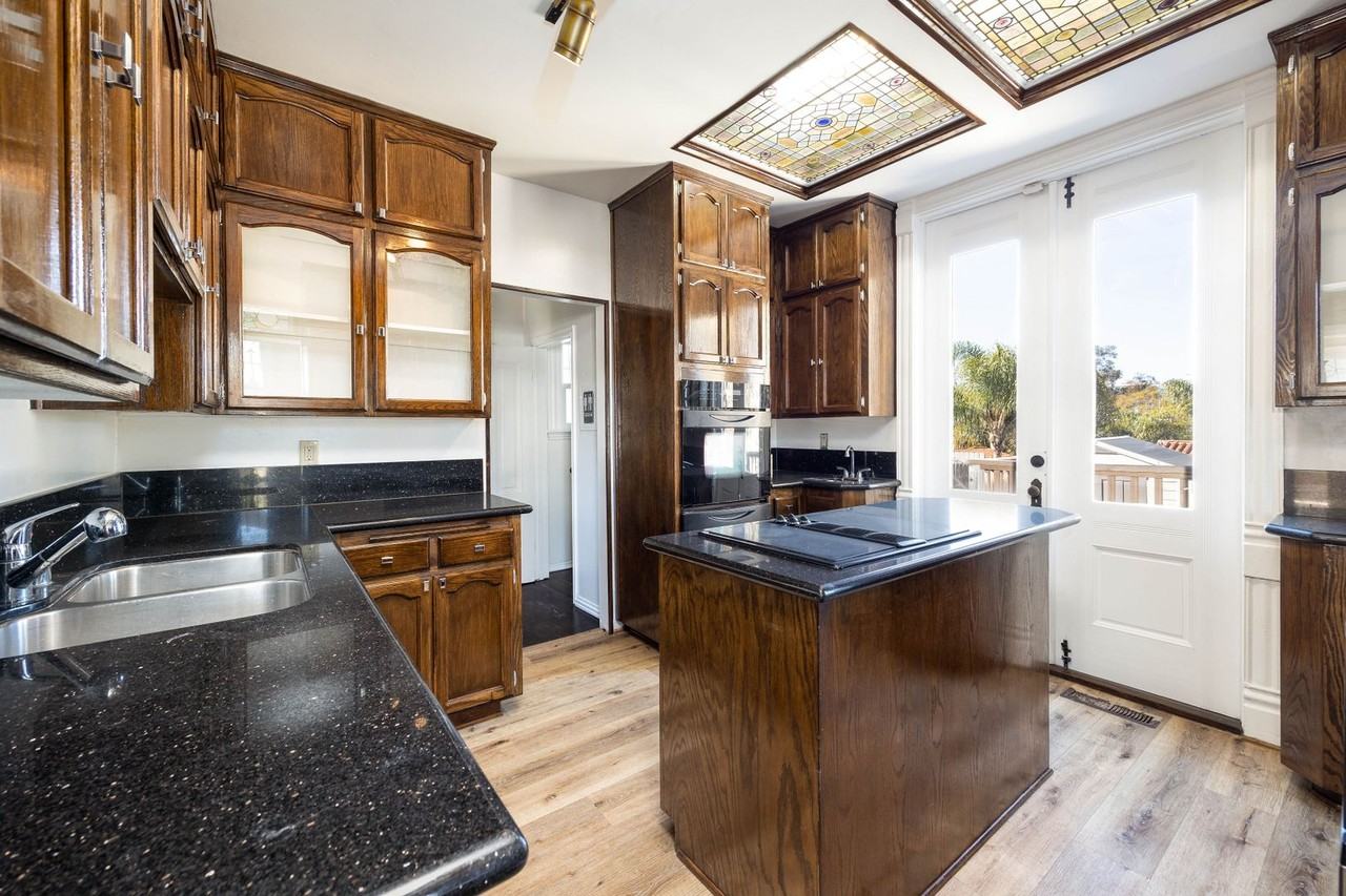 670 20th St - Photo 7 of 20