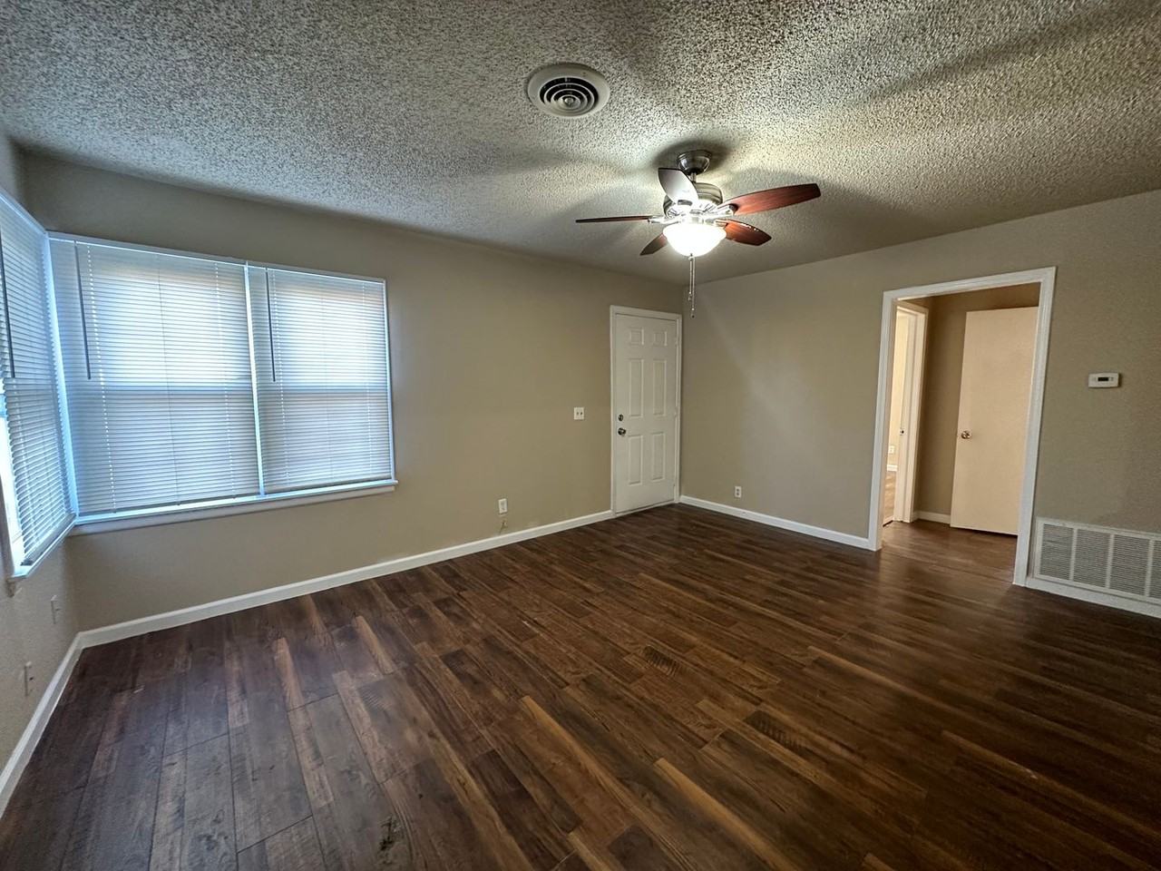 2001 E Harlow Pl - Photo 5 of 14