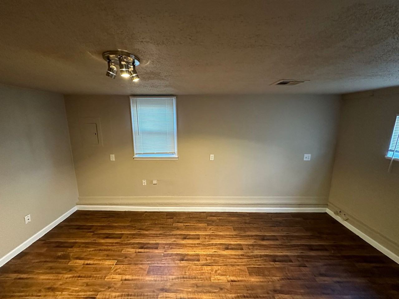 2001 E Harlow Pl - Photo 7 of 14